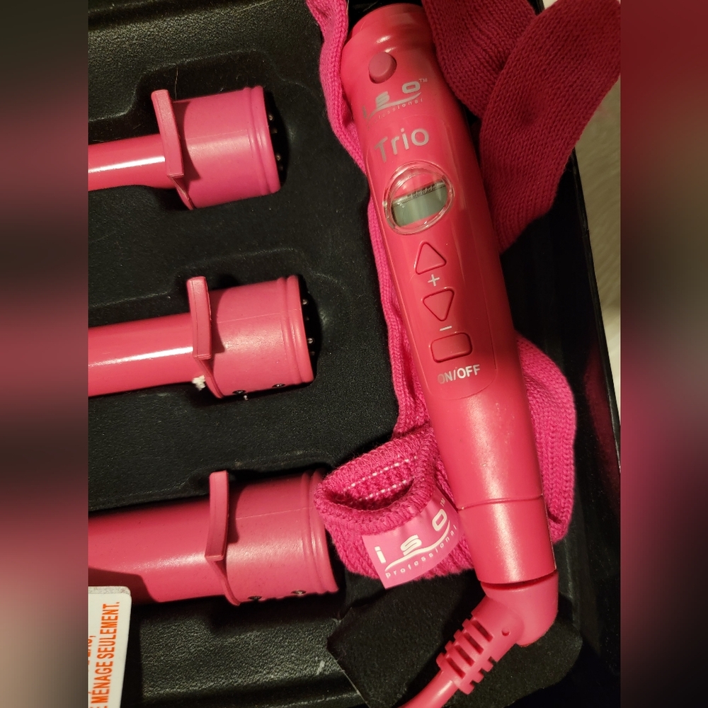 Clipless curling iron with multiple barrel sizes